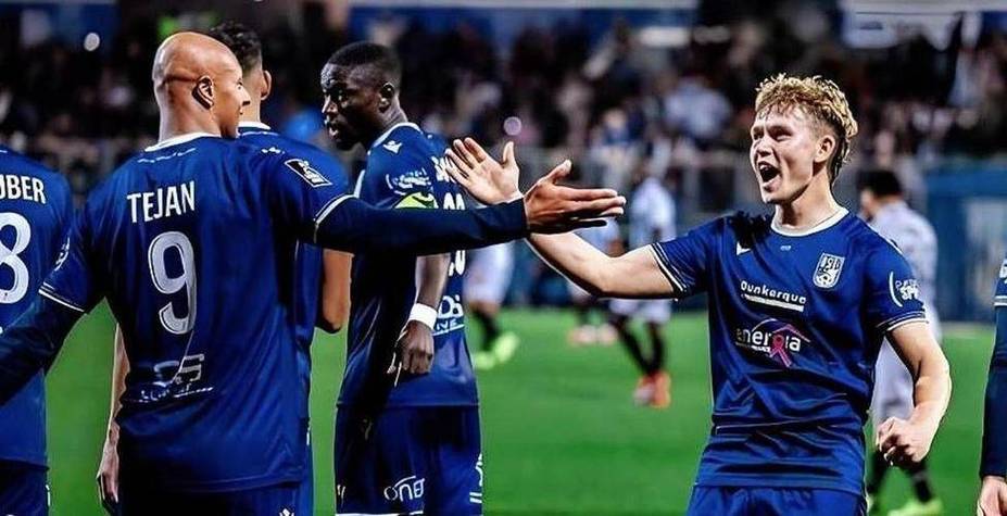 完美体育官网-尼斯球员欢庆进球，助球队获胜 